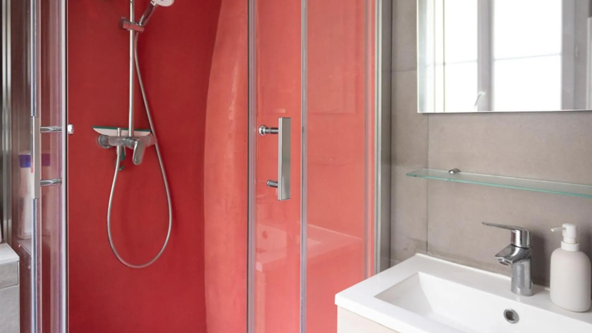 Refurbished Love Nest On Montmartre Hilltop *