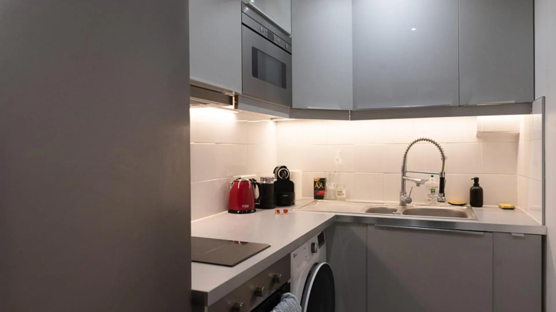 Refurbished Love Nest On Montmartre Hilltop Apartament Paryż