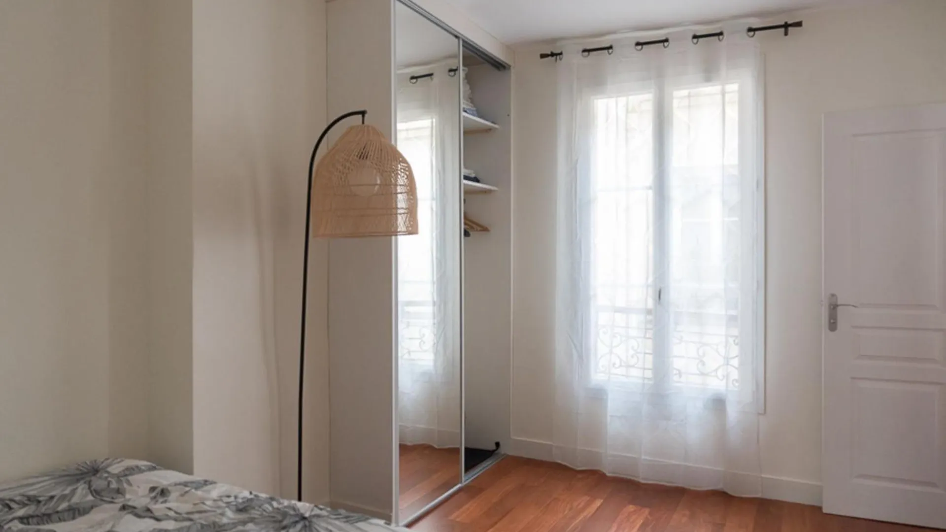 Apartment Refurbished Love Nest On Montmartre Hilltop
